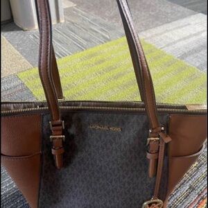 Authentic Michael Kors medium Brown handbag and matching wallet (see pics)